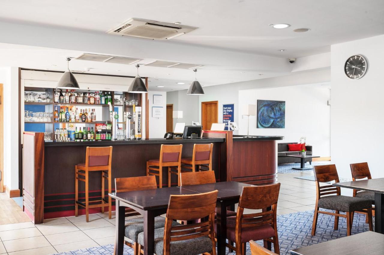 Holiday Inn Express Braintree By Ihg Екстер'єр фото