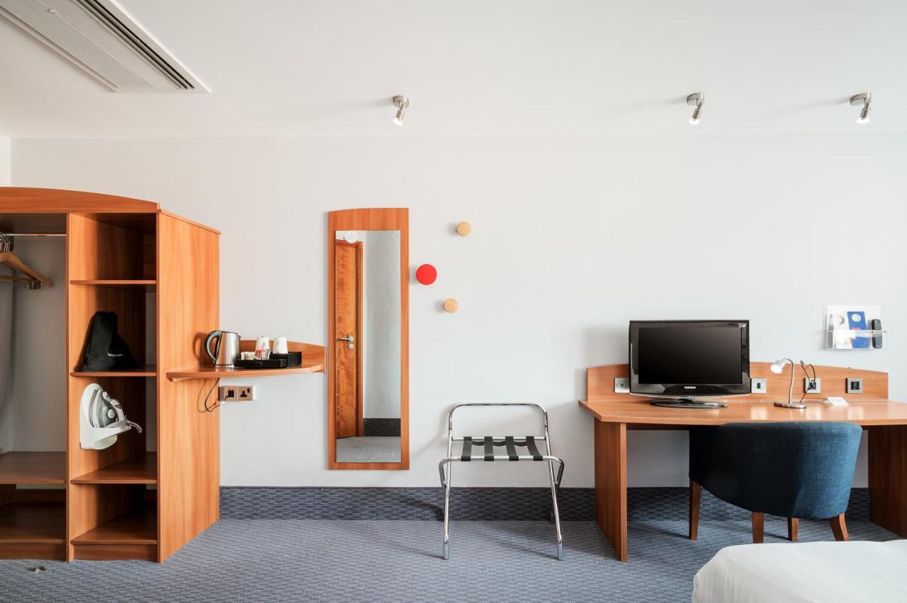 Holiday Inn Express Braintree By Ihg Екстер'єр фото